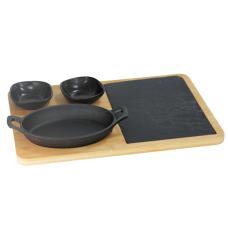 Set grill din fontă RAKI suport de bambus cu platou ardezie 38,5x25x1,5 cm + 2 boluri ceramice + mini tigaie din fontă 22x12,5x4 cm MN0147121