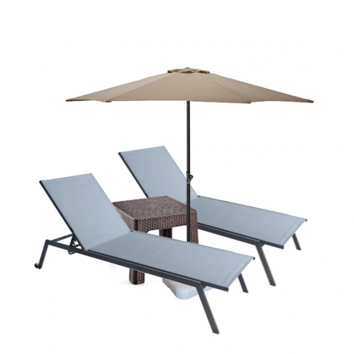 Set 2 sezlonguri CULINARO 4 pozitii cu roti deplasare 70x197,5xh34,5cm gri + masa maro 44x44xh41cm + umbrela 270cm bej